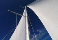 sejlbåd sejlads sejlbåd yacht blå himmel hvide sejl genua storsejl rigning mast vanter spredere